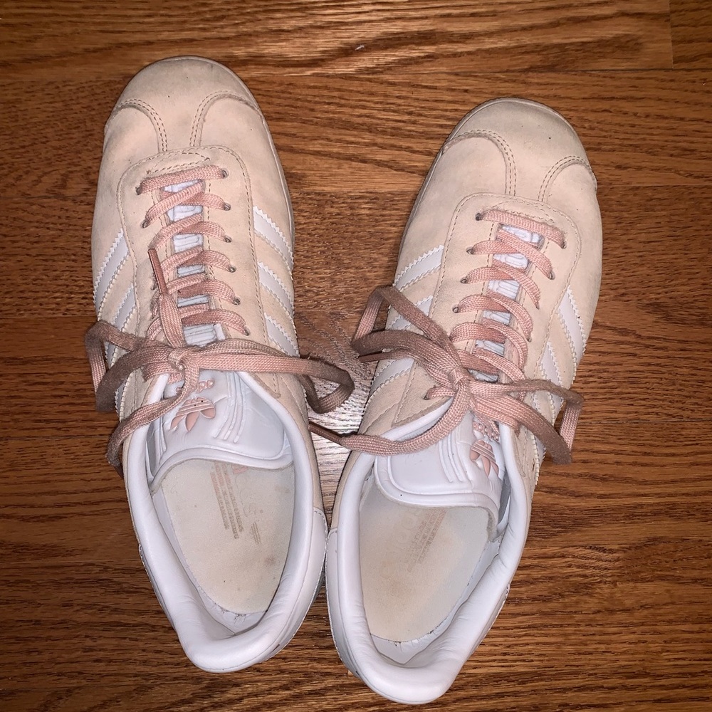 light pink adidas gazelles